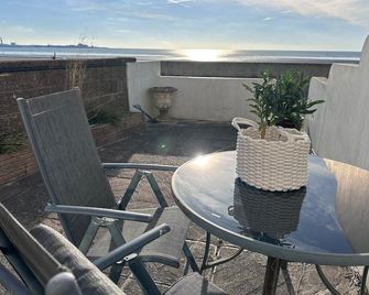 1 Bed House, On The Beach - Saint Peter - Balkon