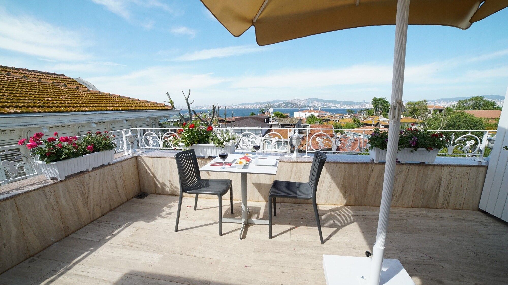 Ascot Hotel Bueyuekada - איסטנבול - מרפסת