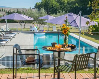 ibis Styles Pertuis Portes du Luberon - Pertuis - Zwembad