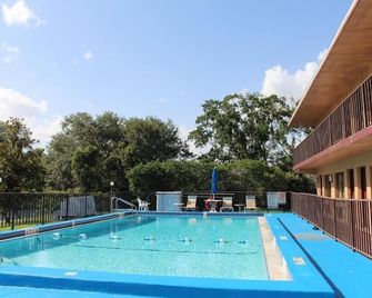 Oak Ridge Inn - קיסימי - בריכה