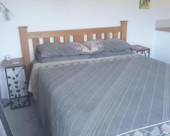 Looking for a peaceful retreat visit our Self-contained studio with own entrance - Lower Hutt - Bedroom