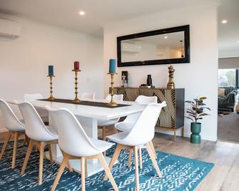 Hoh The Mackinnon Entertainers Paradise - Carterton - Dining room