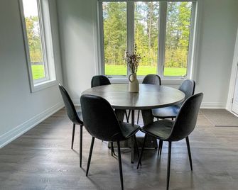 Spacious 3 Bdrm Retreat, Muskoka Room & Fireplace - Bracebridge - Comedor