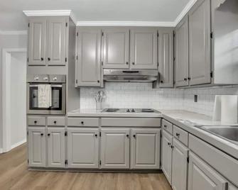 Statesboro Sunshine Retreat - Statesboro - Kitchen