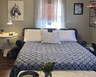 Cozy Haven Little Hidden Gem Sleeps 4 - Sainte Genevieve - Bedroom