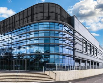 Holiday Inn Farnborough By IHG - Farnborough - Budova