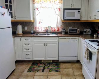 Great location with ample parking makes this a great place to rest and relax. - Dawson Creek - Keuken