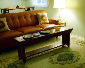 'Tree Tops' A Florida Friendly, Pet Friendly, Rental - San Antonio - Living room