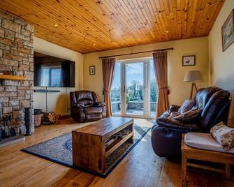 Brownstown Lodge - Fishing Lodge & Country House With Lake View And Secluded Location - Partry - Living room