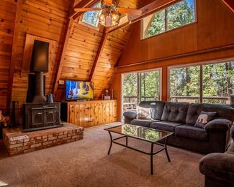 Cozy A-Frame Cabin w/ Lake Access & Dog Friendly - Arnold - Living room