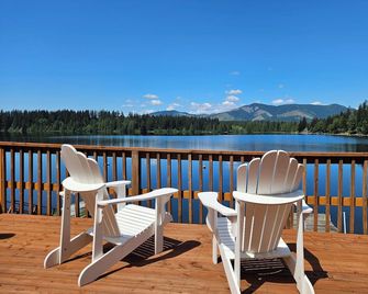 Vintage Waterfront Cabin on Lake Nahwatzel! Private dock and gorgeous views! - Shelton - Balkon