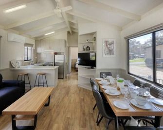 Deniliquin Riverside Caravan Park - Денілікві - Їдальня