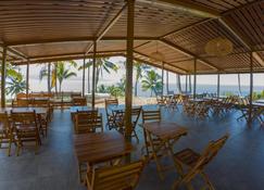 Beachfront Deluxe Cabin with Great View in Manado - Manado - Restaurant