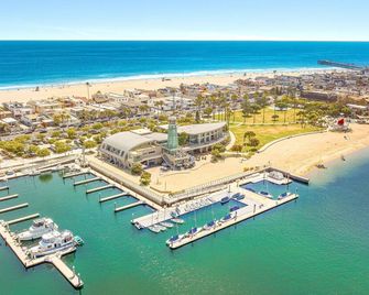 Rear Upper Studio w/ Sun Deck | Steps from Beach & Bay | Perfect for Couples & Small Family Getaways - Newport Beach - Beach