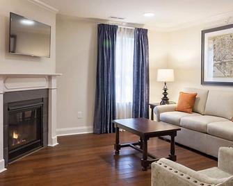 Colonial W-Burg 2BR Premium Patrick Henry Square on Resort w/Amenities - Williamsburg - Living room