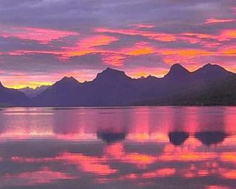 Spoon Lake Front Just Outside Glacier National Park - Columbia Falls - Buiten zicht