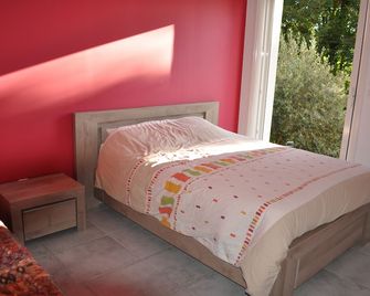 With view on the lake of Ste Croix, contemporary villa for 8 people - Bauduen - Habitación