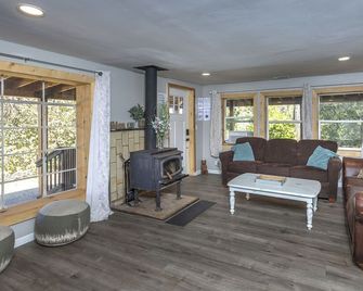 Charming 2-bedroom cabin Near Yosemite NP, High Speed WiFi in lovely Mariposa - Mariposa - Salon