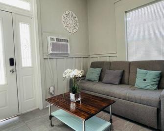 Sunset Heights Historic 1- Bedroom Apartment - El Paso - Living room