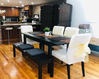Updated Amazing Bi -Level Condo Minutes from Water Views of New York City - North Bergen - Yemek odası