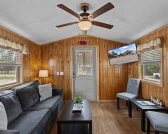 Truth Harbors Cabin1 with WiFi, Steinhatchee Cabin - Sleeps 5 - Steinhatchee - Sala de estar