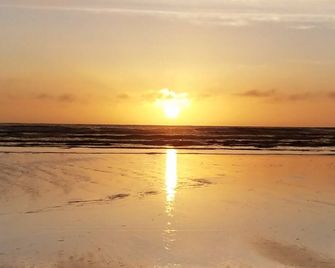 Beachfront Cabin W/ Pvt Trail To Beach - Long Beach - Beach