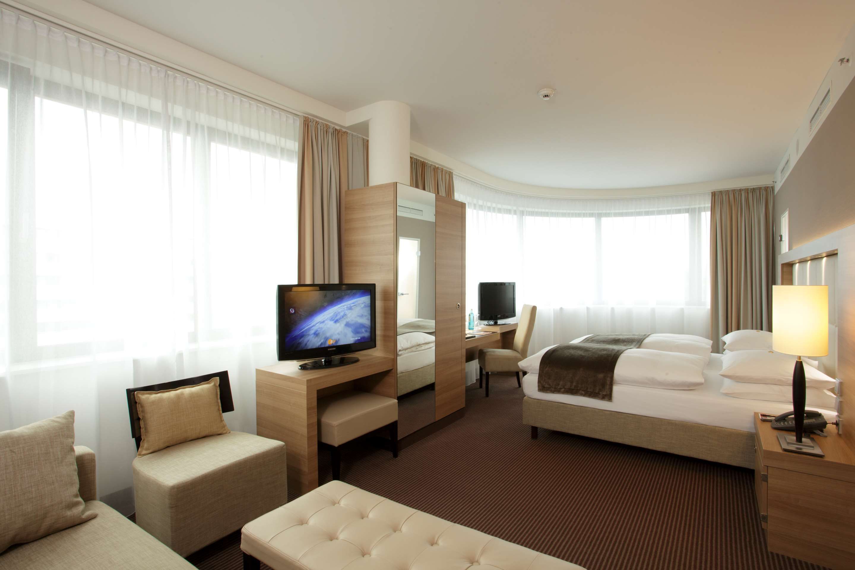 Bedroom view of H4 Hotel Berlin Alexanderplatz