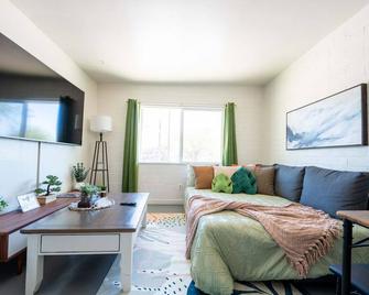 Spring Dream 2BR Apt with Parking in the Heart of DT - Tucson - Living room