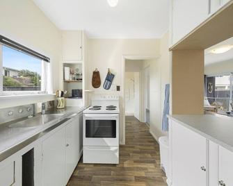 The Green Trout - Paraparaumu Beach Holiday Home - Paraparaumu Beach - Kuchyň
