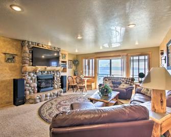 Lake View Retreat Condo /1 Block Marina/Resort Pool,hot Tub & Tennis Courts - Garden City - Living room