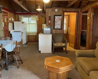 Waterfront Bellaire Style Cabins 20 Min from Downtown Traverse City - Cabin #2 - Traverse City - Living room