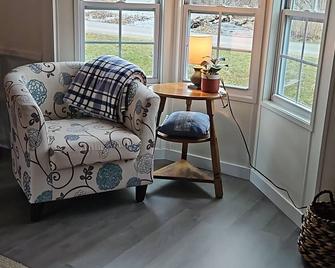 Charming Countryside Retreat - Fort Plain - Living room