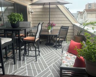 Steps to the Beach - Huge Deck and Renovated - Margate City - Balcony