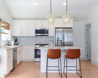 Steps To The Ocean - New 3 bed/2 bath Silver Strand Oasis 1 House from the Beach - Oxnard - Keuken