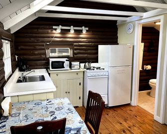 Pine Grove Cottages: Cottage 4: Studio Cottage - Pet Friendly - Lincolnville - Keuken