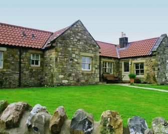 Snook Point Cottage, Family Friendly In Newton-By-The-Sea - Beadnell - Building