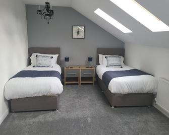 4 Bedroom Home Tameside Grt Manchester Sleeps 7 - Ashton-under-Lyne - Bedroom
