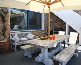 Odysseys House - Fira - Innenhof