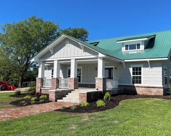Coffeyville’s Green Gable Getaway - Coffeyville - Building