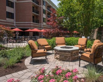 Courtyard by Marriott Newark-University of Delaware - ניוארק - פטיו