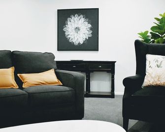Cocobrew Boutique Apartments - Rockhampton - Living room