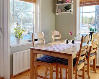 6 Person Holiday Home in Lidkoping-by Traum - Lidköping - Dining room