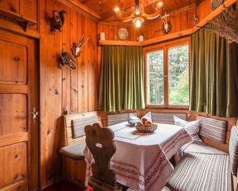 Cozy Chalet in Obsteig With Terrace - Obsteig - Essbereich