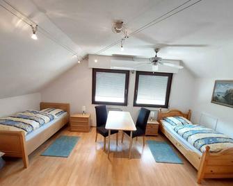 2 x 2 beds for 5 persons, close to Erlangen, Nuremberg, Fürth 3km to the A3, - Herzogenaurach - Schlafzimmer