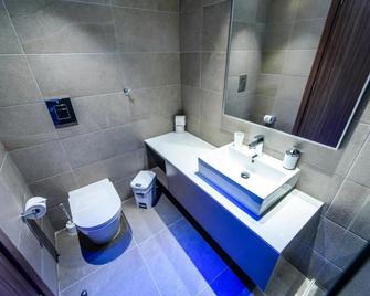 Eleana Hotel - เอเยีย นาปา - ห้องน้ำ