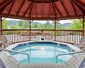 The Lodge At Roseburg - Roseburg - Piscina
