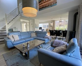 Luxury villa by the sea, fireplace, sauna, sunshower, 2 parking spaces - Julianadorp - Living room