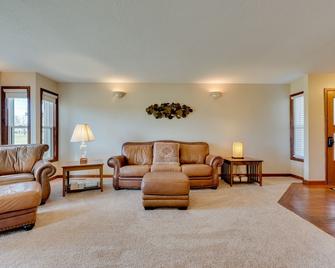 Loveland Townhome Walkable to Lake and Park! - Loveland - Living room