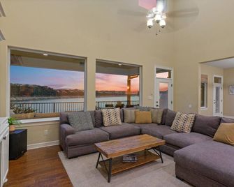 Lakefront Home with Captained Part Boat, Private Dock, Beach, Game-room - Lakeway - Huiskamer
