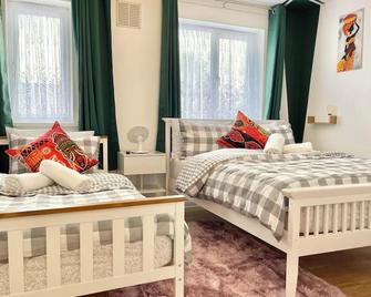 The Express Apartment - Grays - Bedroom